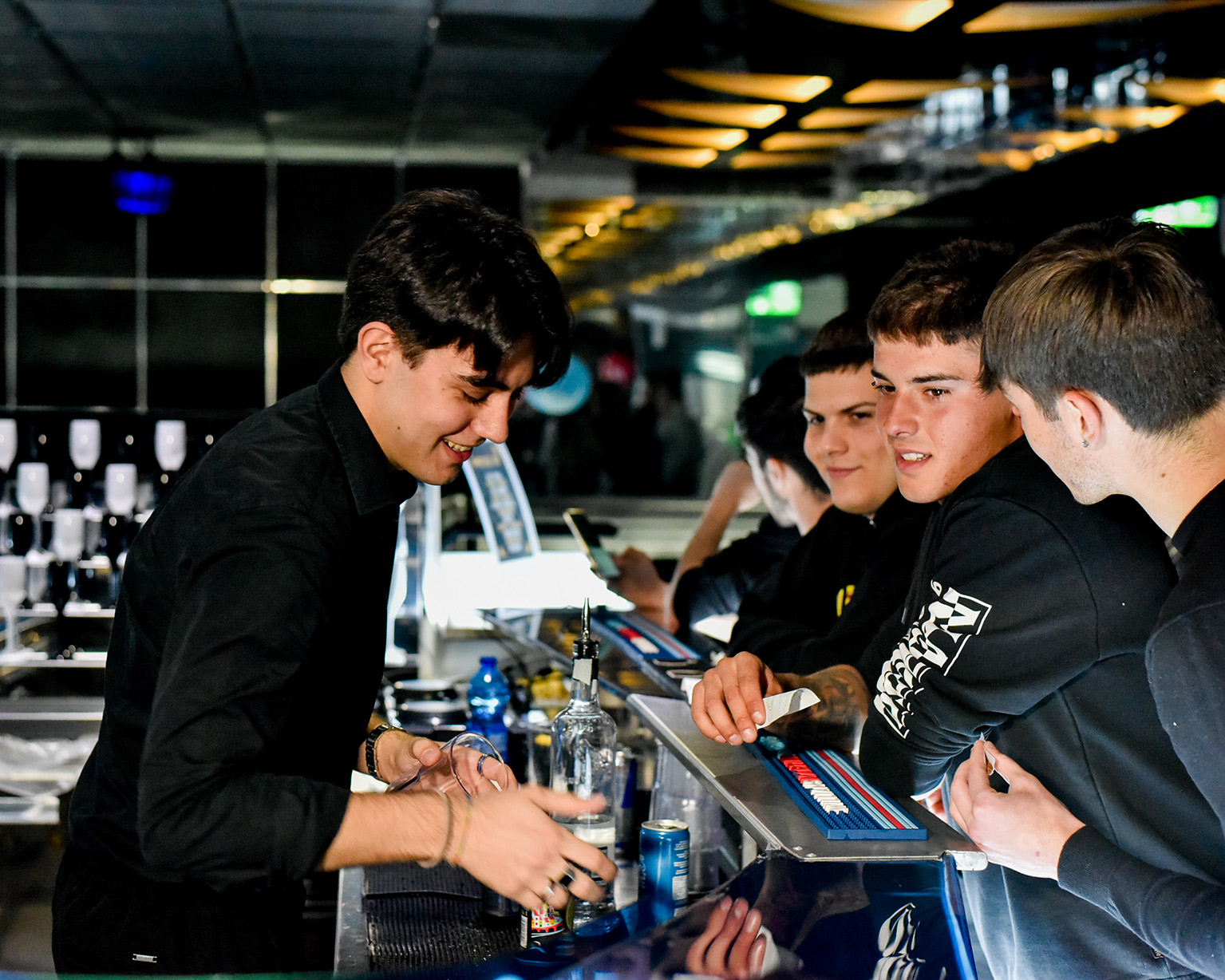 Locale-White-Lounge_Barman2