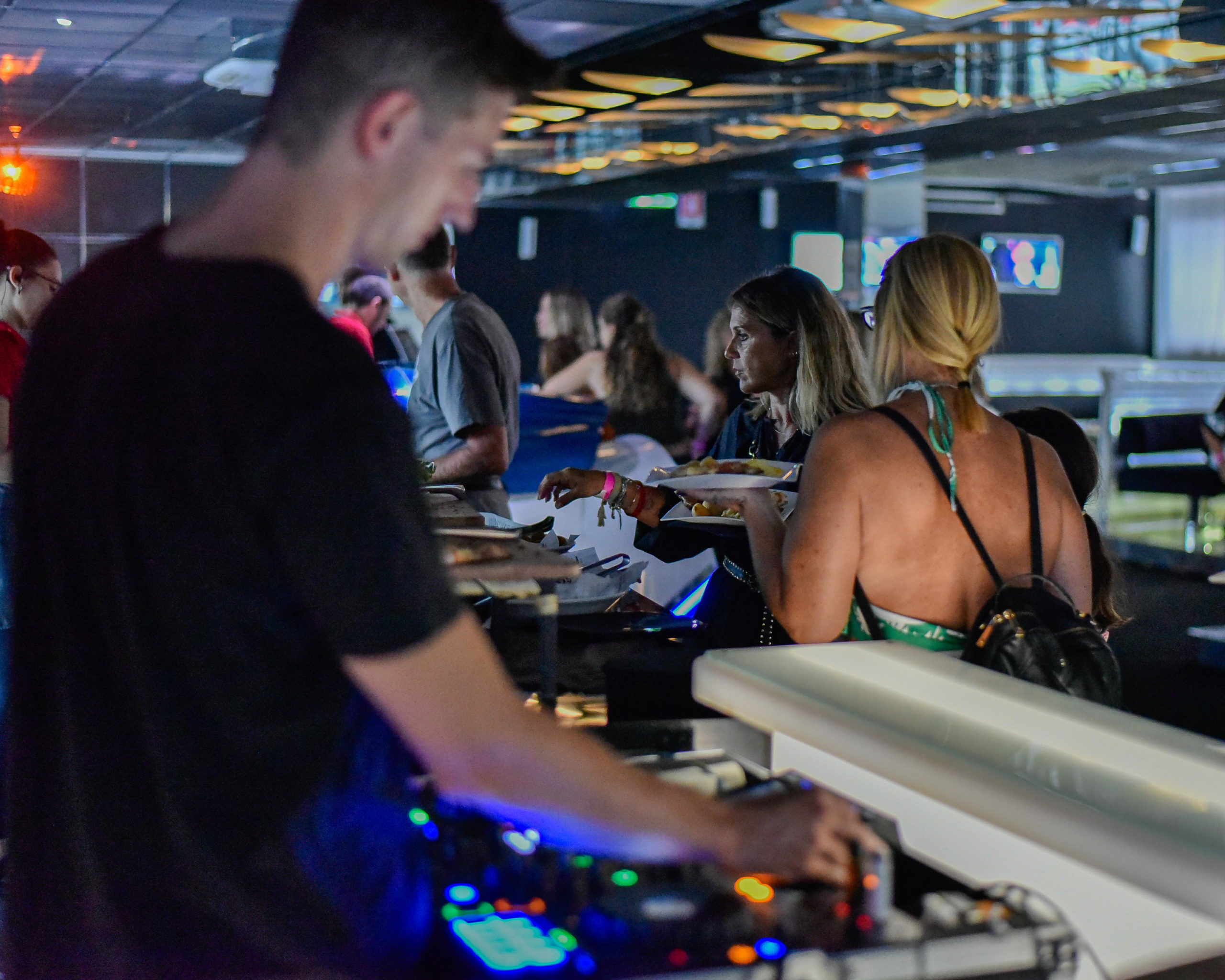 Locale-White-Lounge_Dj-scaled